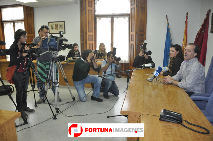 Rueda de prensa en la que Matías Carrillo anuncia su dimisión como Alcalde de Fortuna, tras ser inhabilitado por el Supremo por Comprar votos en el 2003.